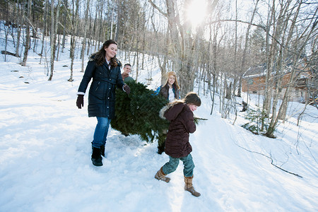 在雪中行走的一家人图片
