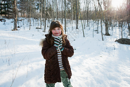 雪中女孩肖像图片