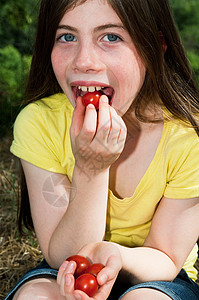 女孩吃樱桃西红柿图片