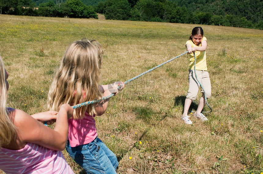 3个女孩在野外打拖战图片