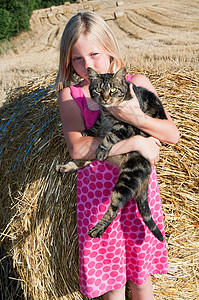女孩抱着猫咪 背景图片