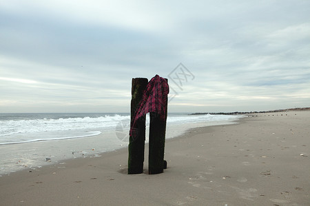 沙滩上的格子衬衫高清图片