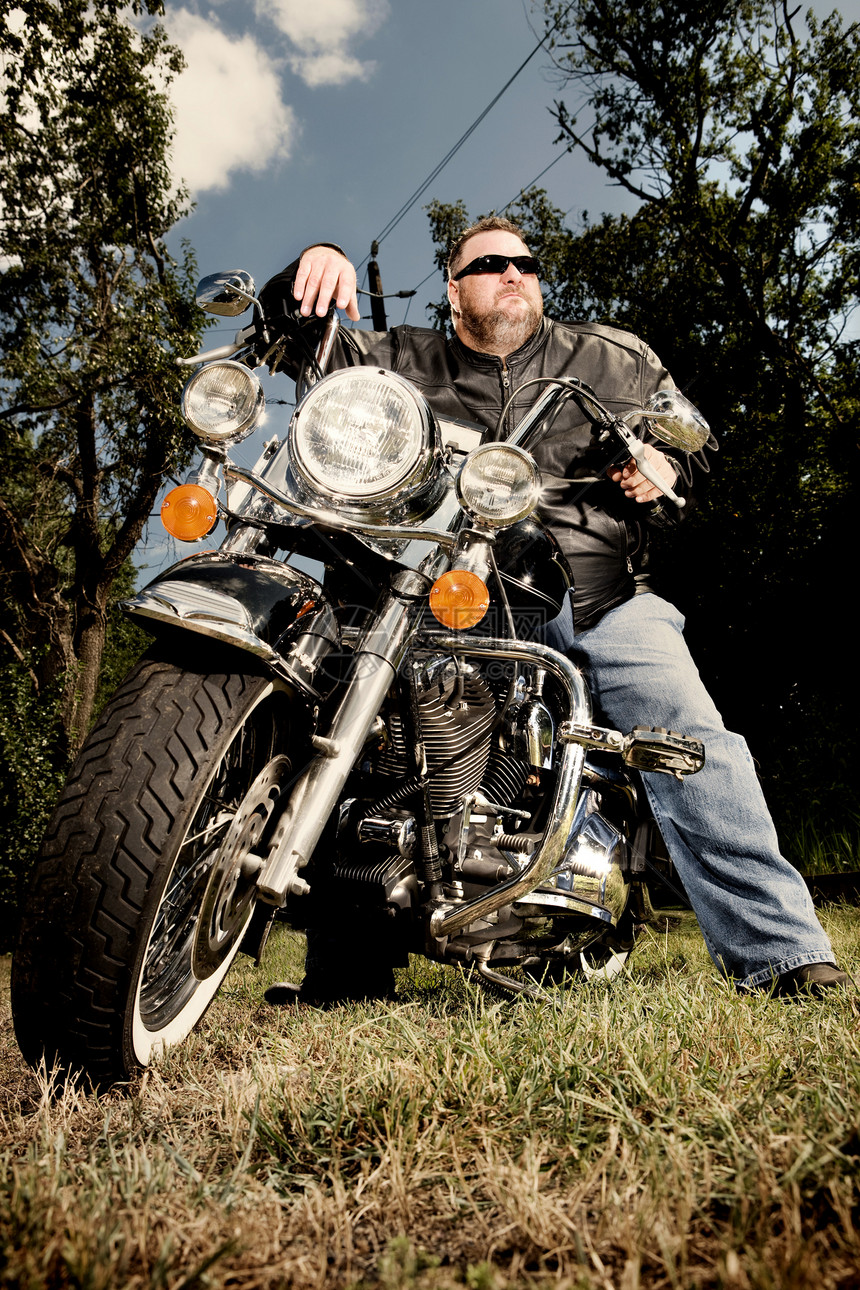 骑着摩托车的男人肖像图片