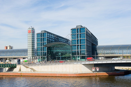 德国柏林河和新的中央铁路站高清图片