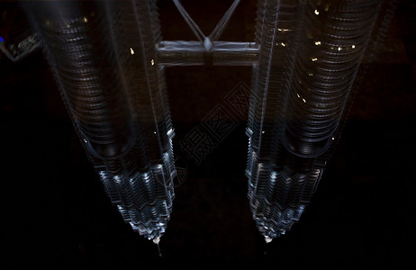 喷泉中反射的双子塔图片