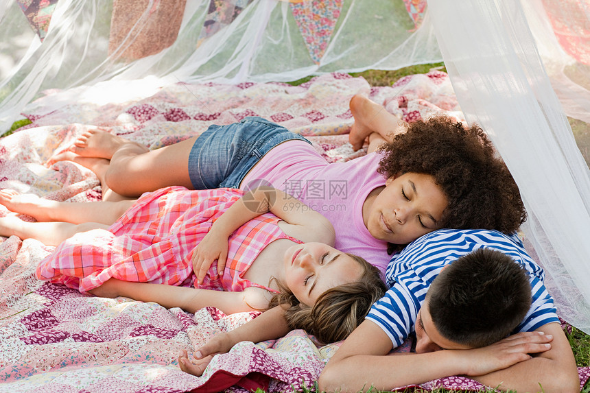 三个睡在夏织网帐篷里的孩子图片