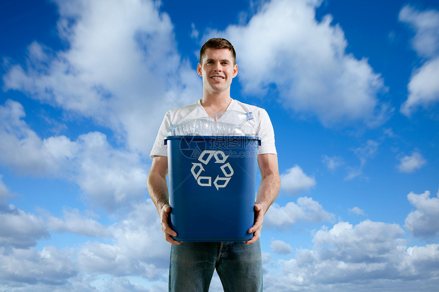天空下拿着垃圾回收桶的男士图片