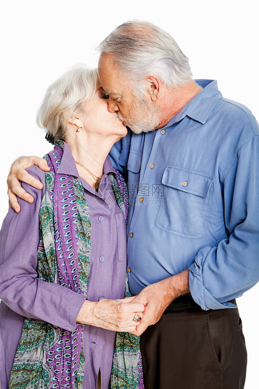 白种背景的老年夫妇接吻图片