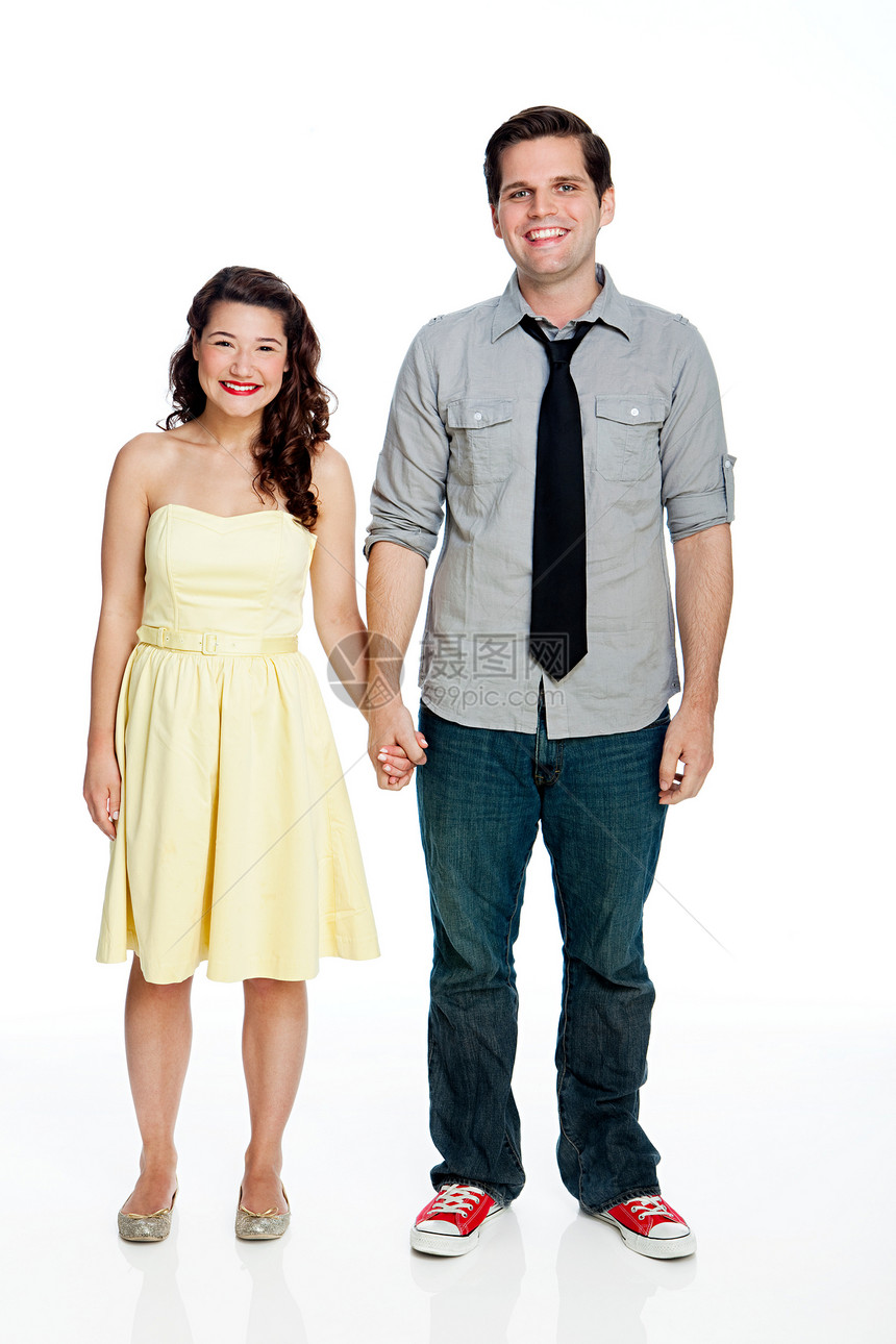 年轻夫妇在白色背景下站立图片