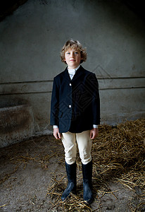 骑马的男孩穿着衣的男孩图片