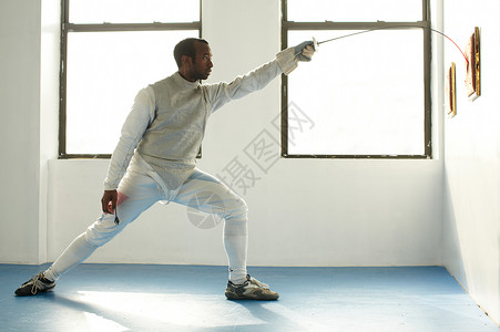 练习击剑的男子高清图片