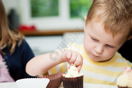 年轻男孩装饰蛋糕背景图片