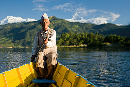 尼泊尔男子在划船图片