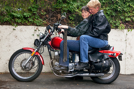 骑摩托车的夫妇图片