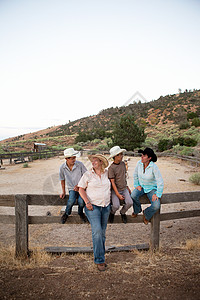 一家人一起坐在牧场上图片