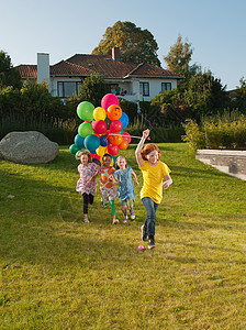 小朋友一起在草坪上玩气球图片