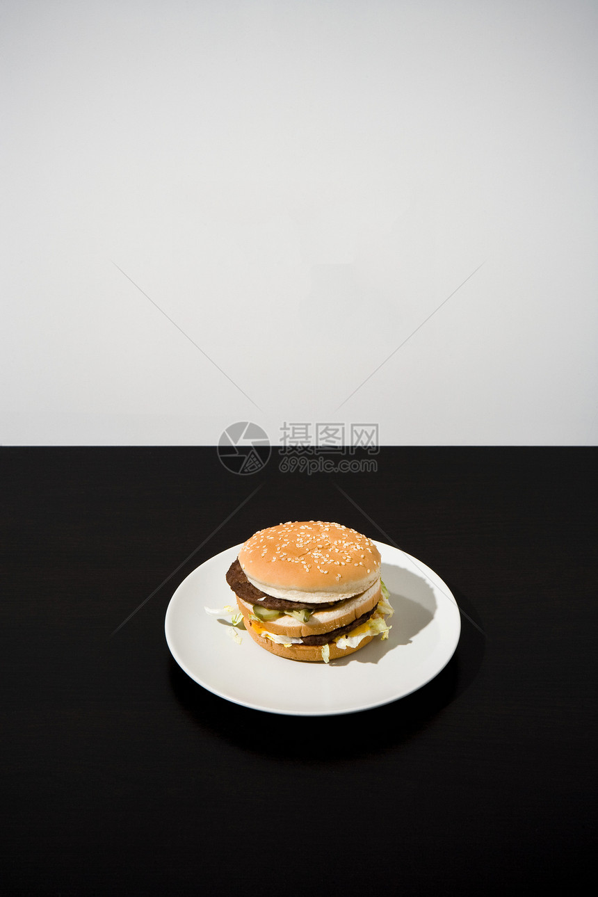 盘子里有一个汉堡包图片