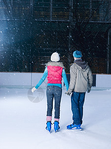 雪衣豆沙一对手握在冰上看着雪落下的夫妻背景