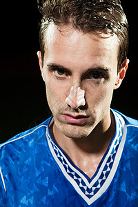 年轻足球运动员的肖像图片