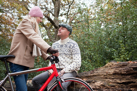 公园里骑自行车的夫妇图片