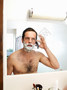 刮胡子的成熟男子图片