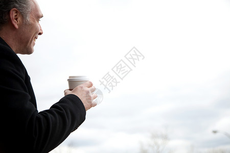 成年人在户外喝咖啡图片