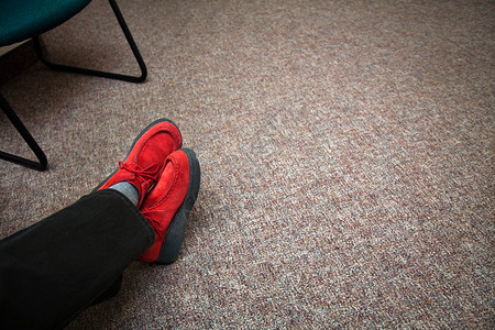 等候室的红鞋图片