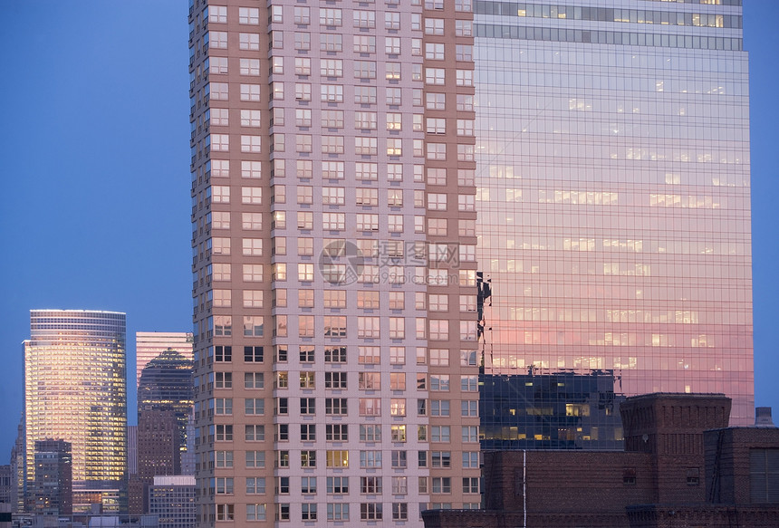 美国纽约市摩天大楼夜光照亮图片