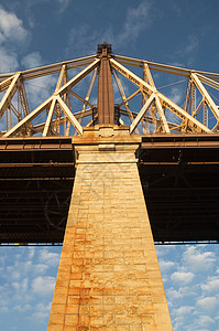 桥的低角度视图图片