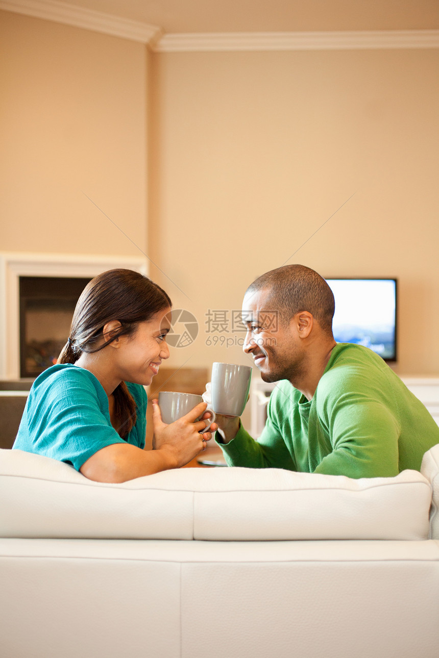 情侣在家里一起喝热饮放松图片