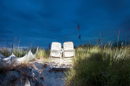 德国波罗的海沙丘上白色椅图片