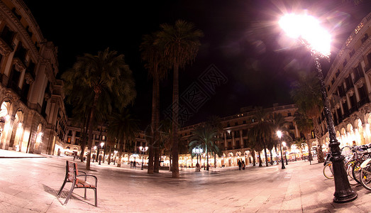 西班牙巴塞罗那拉卡雷亚尔夜间全景图片
