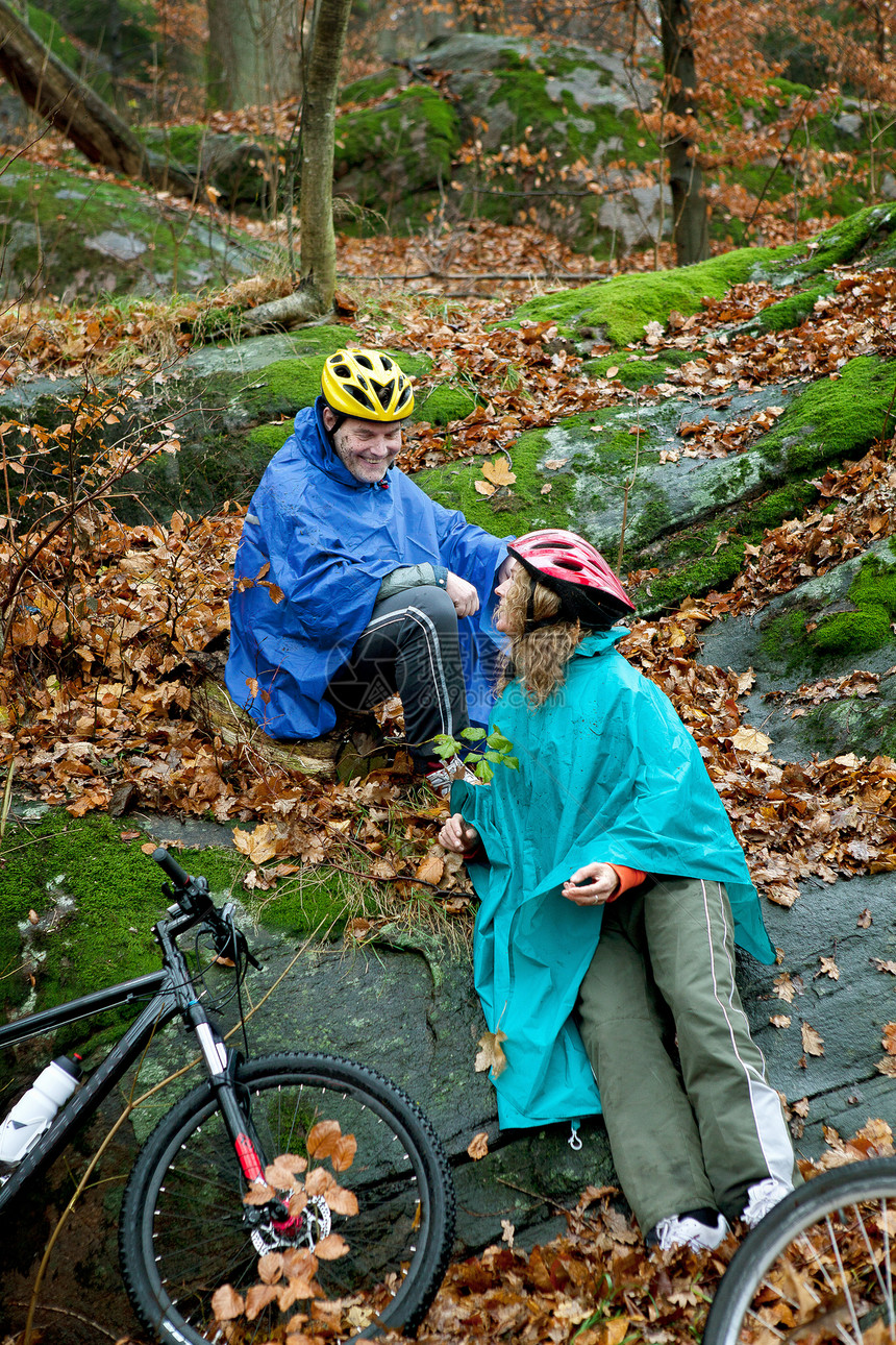 森林中骑自行车的夫妇图片