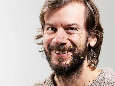 胡子上沾满星星糖果的中成年男子肖像图片