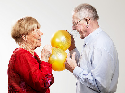 吹气球的夫妇图片