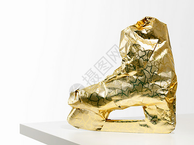 金色包装的溜冰鞋图片