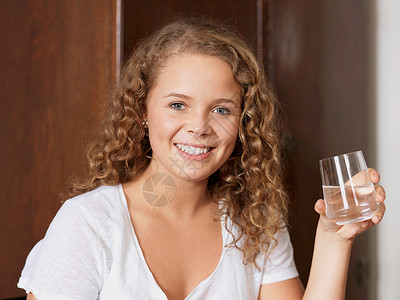 拿着杯水的年轻女子肖像图片