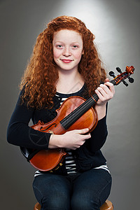 持小提琴的混血少女画像高清图片