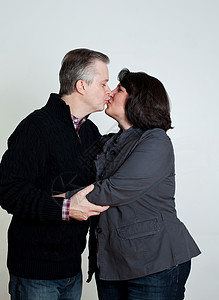 夫妇拥吻图片