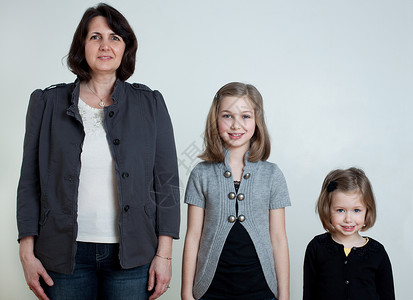 母亲和两个女儿站在一起背景图片
