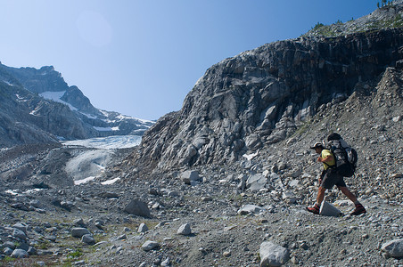 美国华盛顿北卡萨斯州奇卡明冰川附近的男登山者高清图片