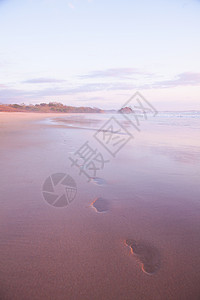 哥斯达黎加圣克鲁日落时沙中脚印图片