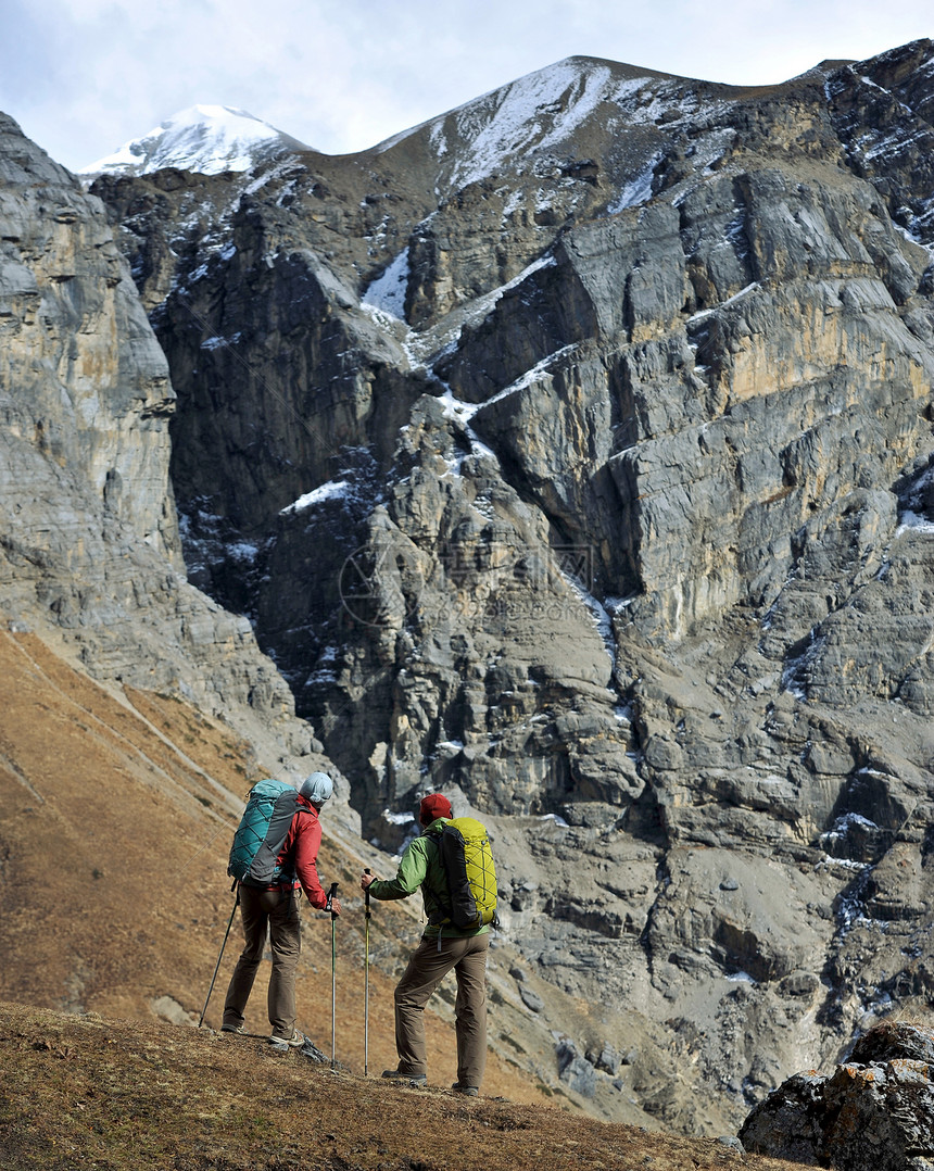 登山者在山脊上徒步旅行图片
