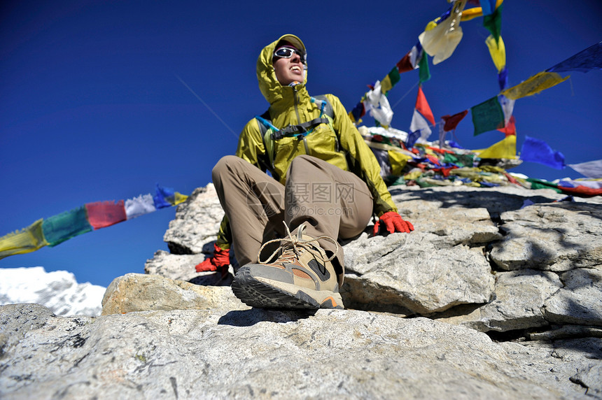 登山者在山脊上徒步旅行图片