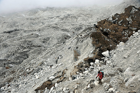 登山者在山脊上徒步旅行图片