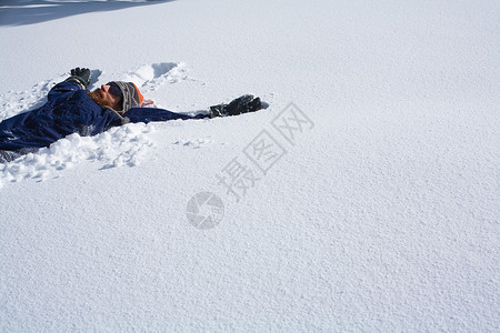 滑雪运动员在雪里图片