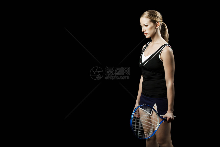 拿着网球拍的网球运动员图片