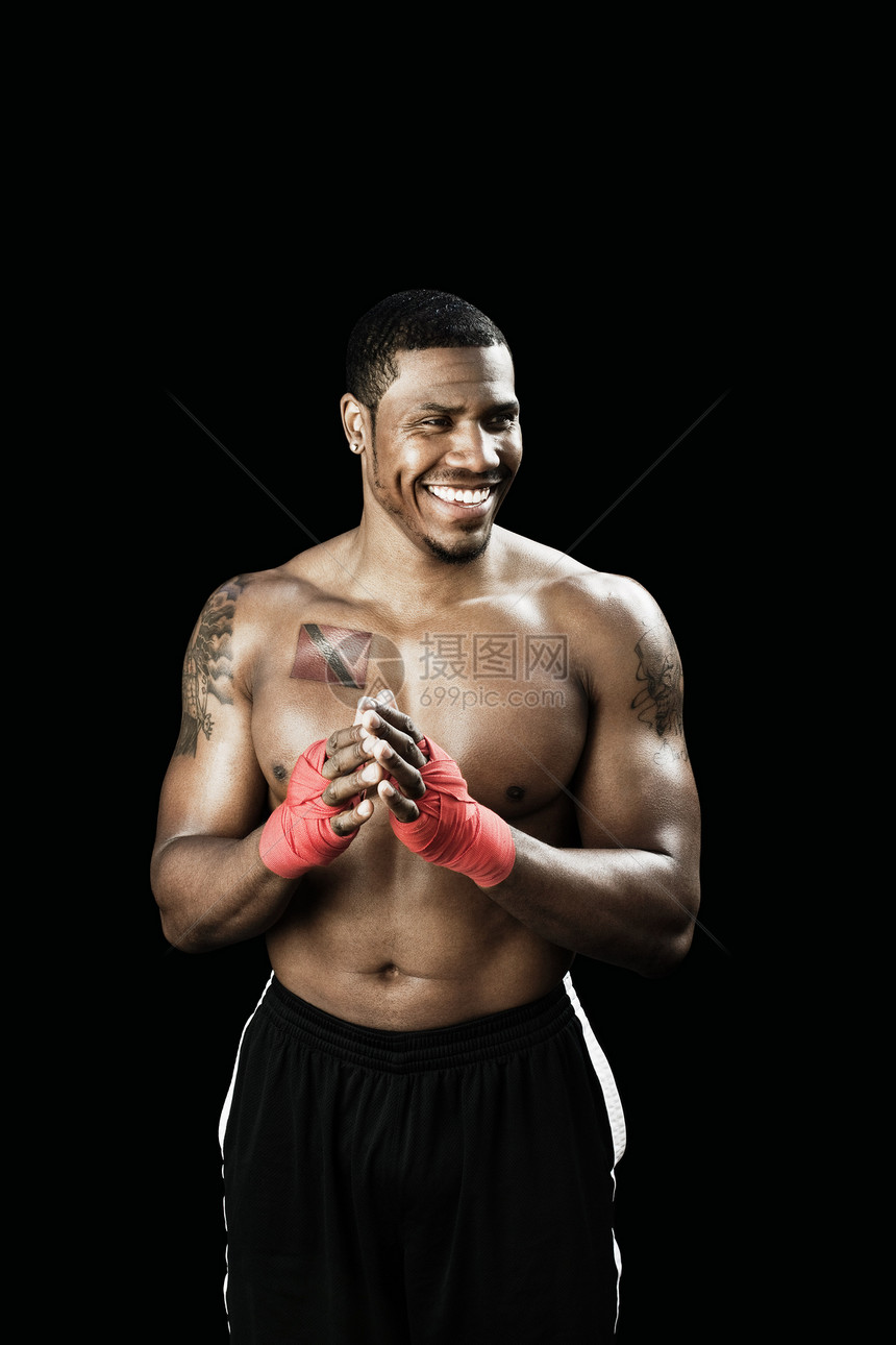 拳击手微笑的肖像图片