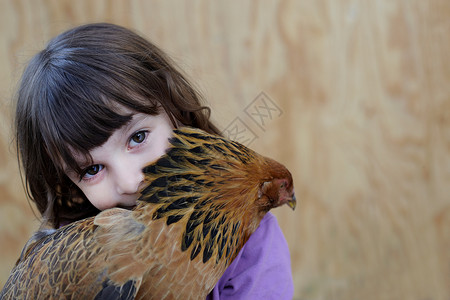 女孩手里抱着母鸡图片