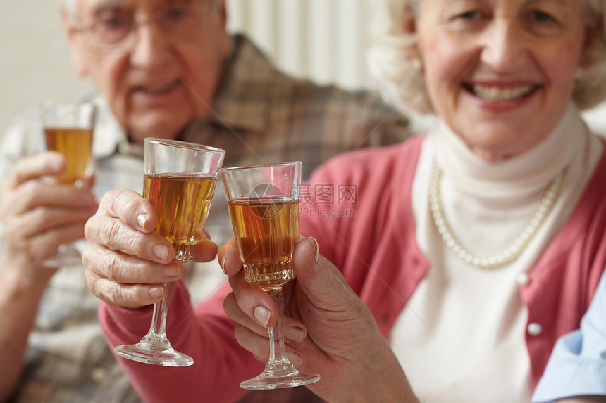 老年夫妻一起敬酒图片